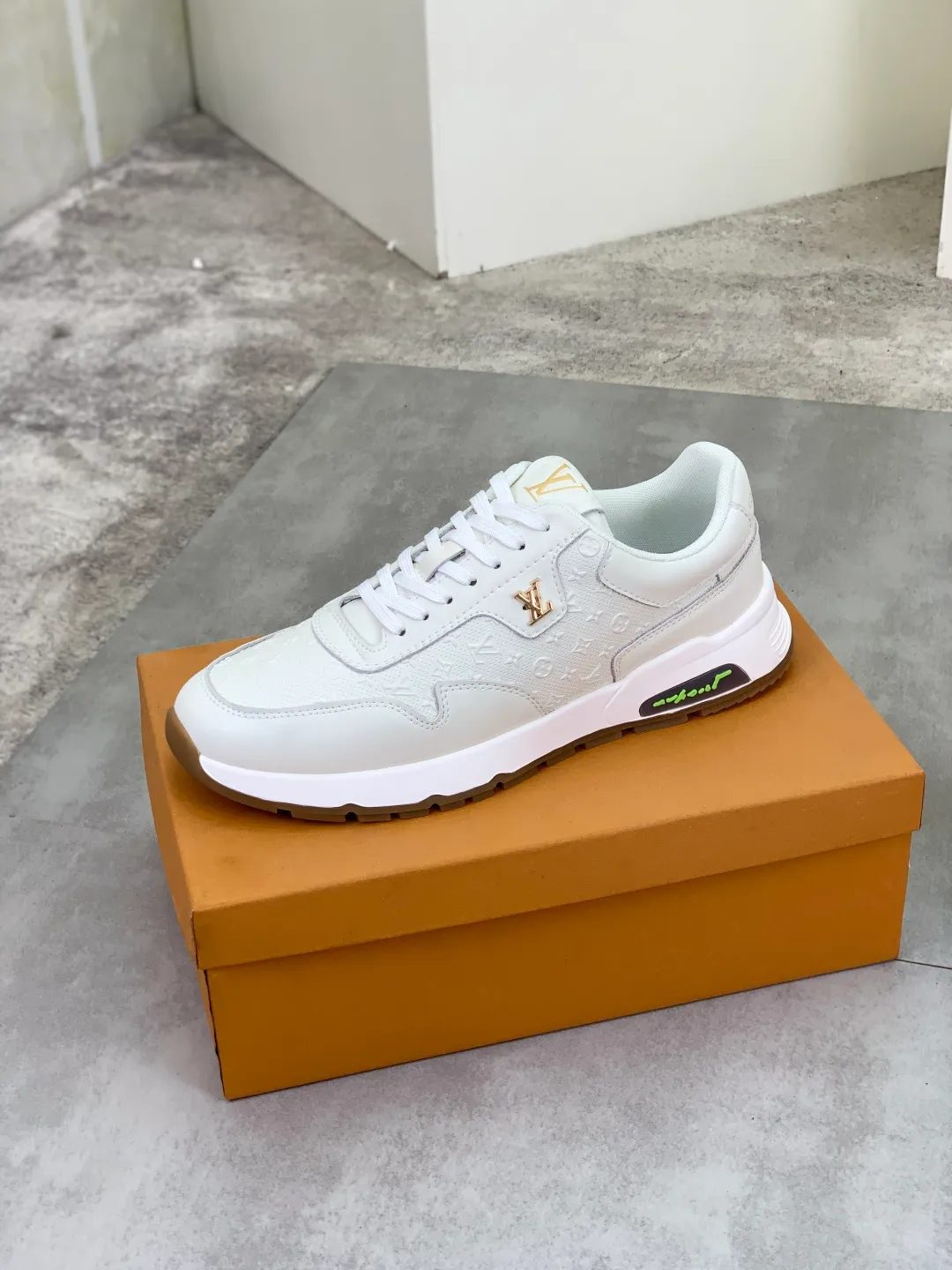 Men's Men's Shoes 💰P440💰【New Style】Yangli🆘 💭💭New model launched【LOUlS VUlTTON】Louis Vuitton's new low-top men's shoes, high quality, support inspection! This style comes from Italy with a variety of styles, very energetic and creative, giving people a comfortable and atmospheric visual impact❗Synchronization, the upper is made of silk calfskin with original LV, imported soft sheepskin lining🐑Purely hand-stitched; LV original rubber outsole 2️⃣color options available Size: 38~44